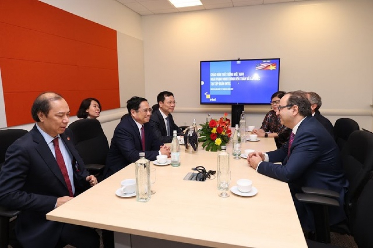 Vietnamese Government leader visits Intel, Apple and Google